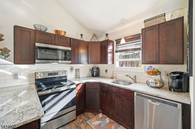 5 Chestnut Ave, Mount Arlington Boro, NJ 07856