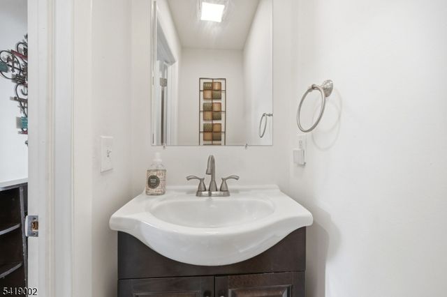 5 Chestnut Ave, Mount Arlington Boro, NJ 07856