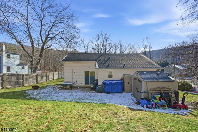 5 Chestnut Ave, Mount Arlington Boro, NJ 07856