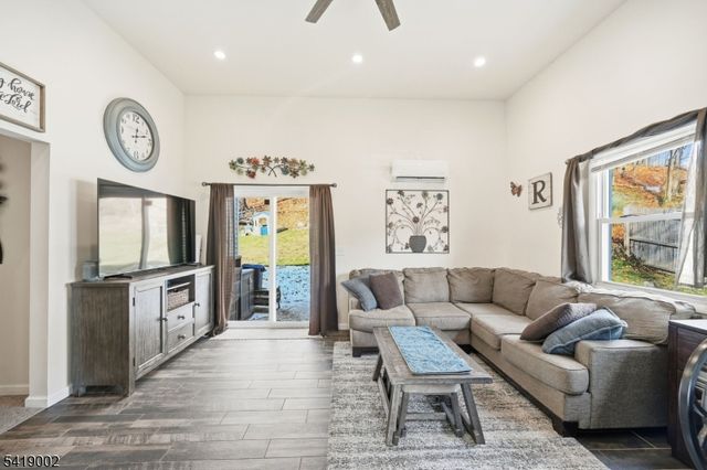 5 Chestnut Ave, Mount Arlington Boro, NJ 07856