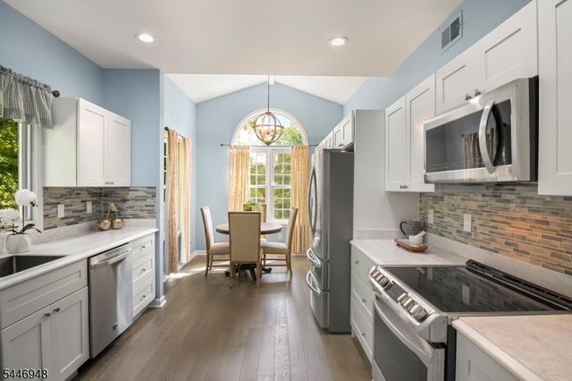 8 Clements Ct, Roseland Boro, NJ 07068