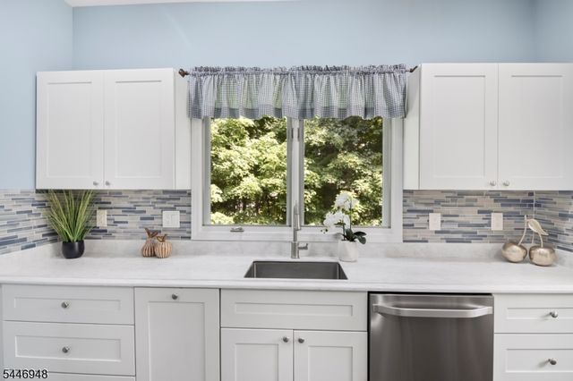 8 Clements Ct, Roseland Boro, NJ 07068