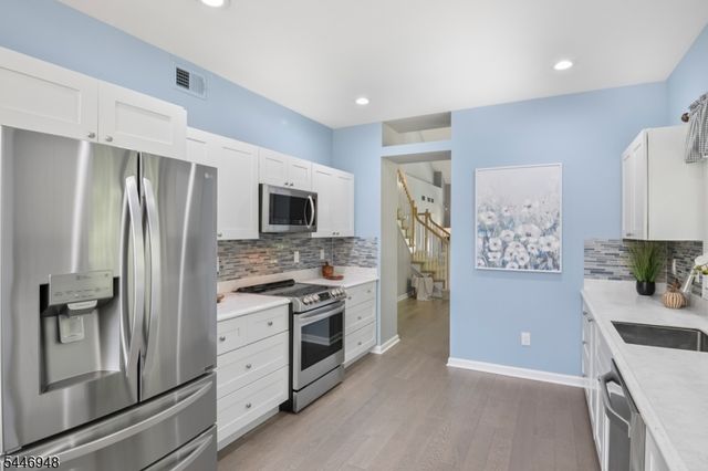 8 Clements Ct, Roseland Boro, NJ 07068