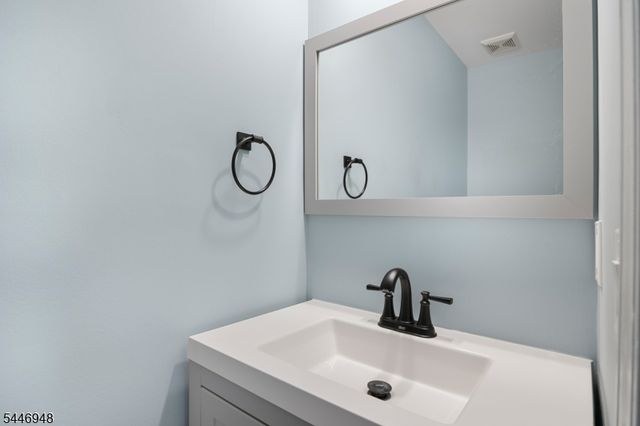 8 Clements Ct, Roseland Boro, NJ 07068