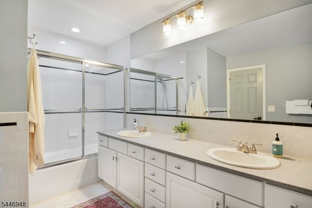 8 Clements Ct, Roseland Boro, NJ 07068