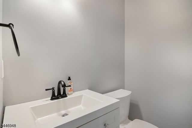 8 Clements Ct, Roseland Boro, NJ 07068