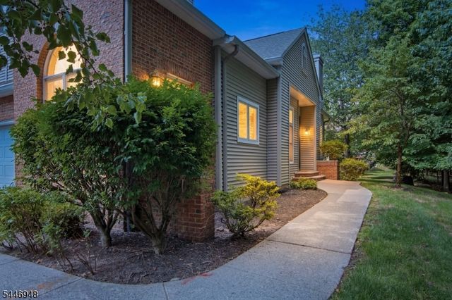 8 Clements Ct, Roseland Boro, NJ 07068