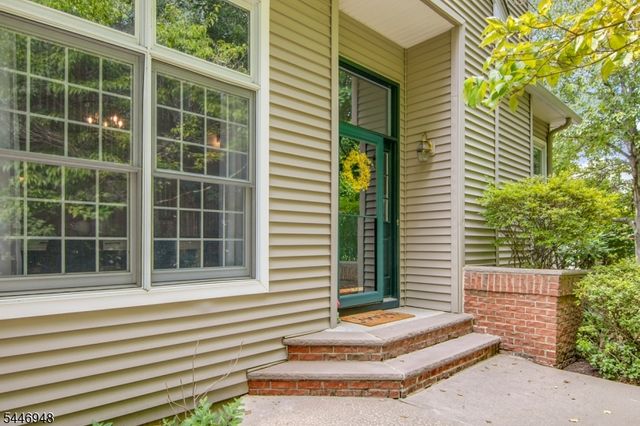 8 Clements Ct, Roseland Boro, NJ 07068