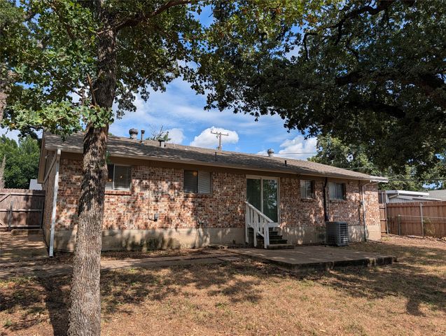 1820 Warren Lane, Fort Worth, TX 76112