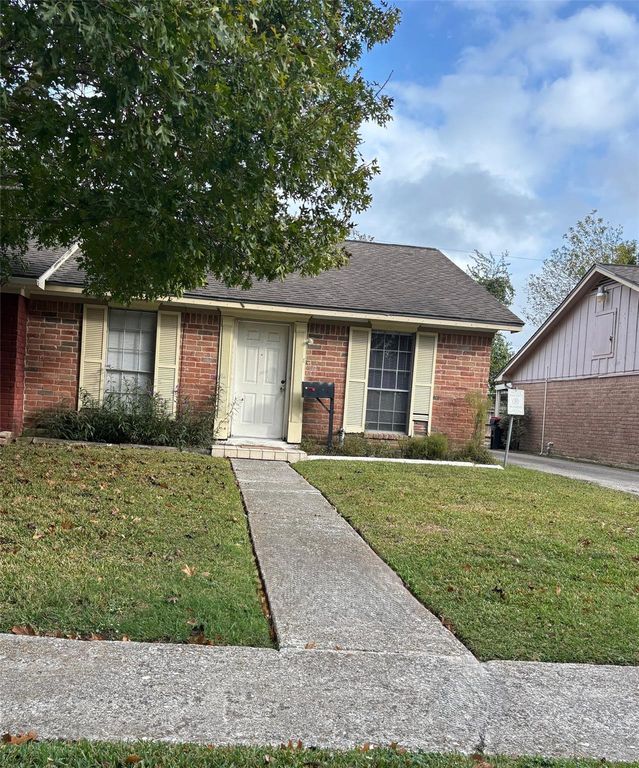 2210 Buchanan Drive, Baytown, TX 77520
