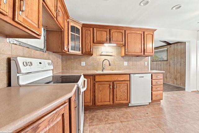 29732 Sutherland Drive, Warren, MI 48088