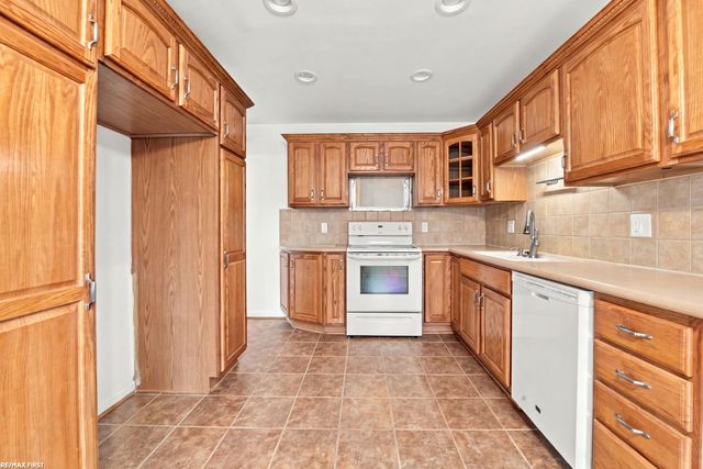 29732 Sutherland Drive, Warren, MI 48088