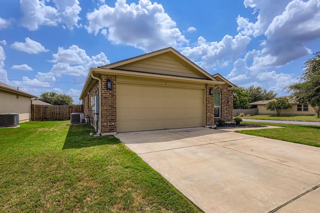 300 Foxglove DR, Hutto, TX 78634
