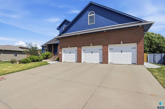 7704 32Nd St Street, Sioux Falls, SD 57106