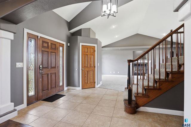 7704 32Nd St Street, Sioux Falls, SD 57106