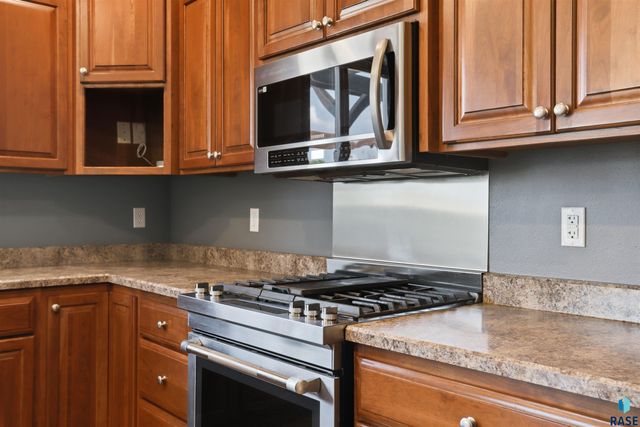 7704 32Nd St Street, Sioux Falls, SD 57106