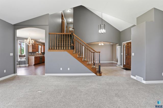 7704 32Nd St Street, Sioux Falls, SD 57106