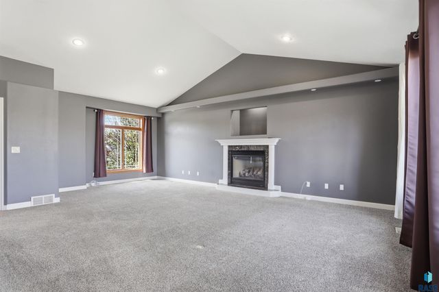 7704 32Nd St Street, Sioux Falls, SD 57106