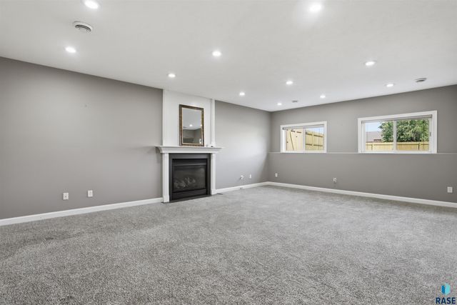 7704 32Nd St Street, Sioux Falls, SD 57106
