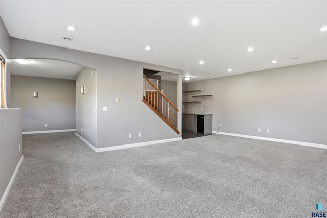 7704 32Nd St Street, Sioux Falls, SD 57106
