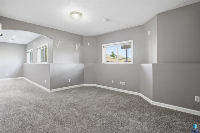 7704 32Nd St Street, Sioux Falls, SD 57106