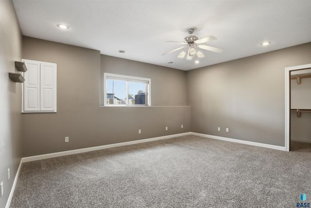 7704 32Nd St Street, Sioux Falls, SD 57106
