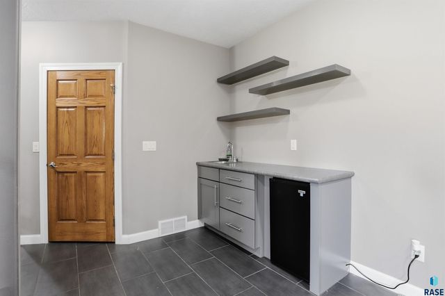 7704 32Nd St Street, Sioux Falls, SD 57106