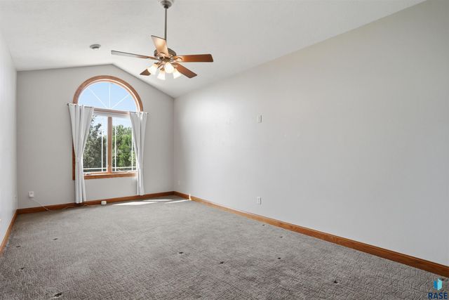 7704 32Nd St Street, Sioux Falls, SD 57106