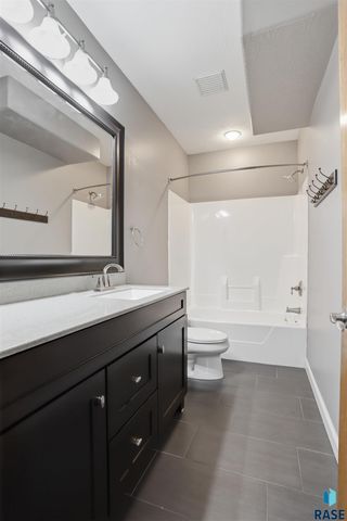7704 32Nd St Street, Sioux Falls, SD 57106