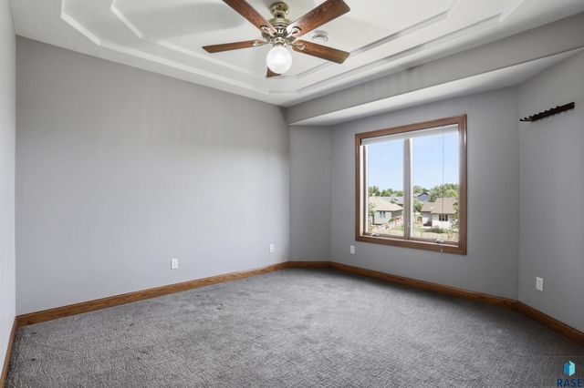 7704 32Nd St Street, Sioux Falls, SD 57106