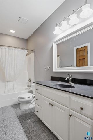 7704 32Nd St Street, Sioux Falls, SD 57106