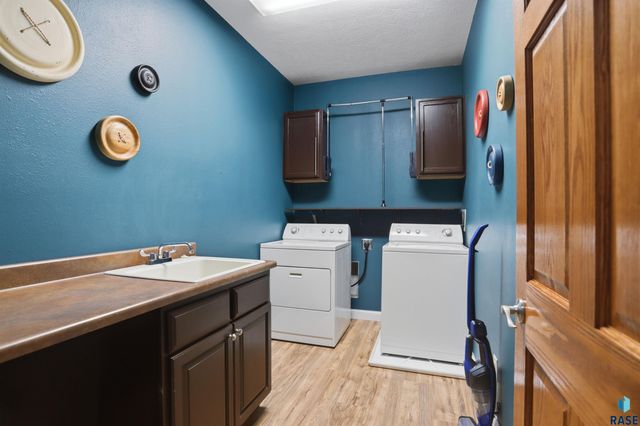 7704 32Nd St Street, Sioux Falls, SD 57106