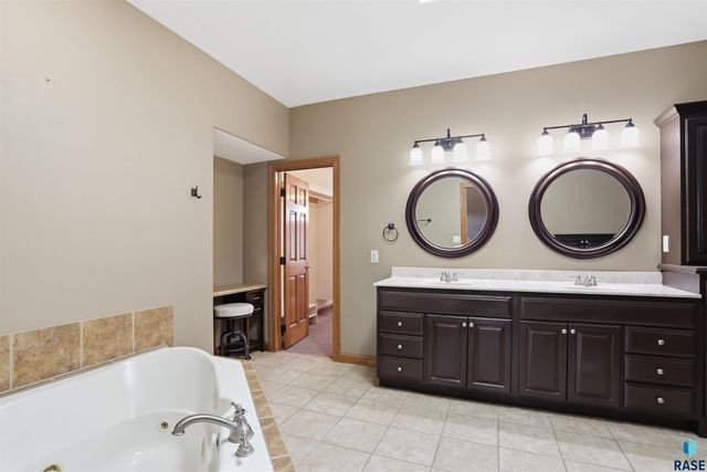 7704 32Nd St Street, Sioux Falls, SD 57106