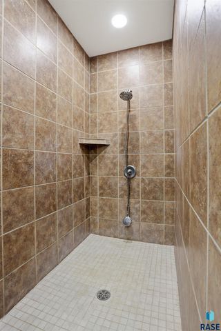 7704 32Nd St Street, Sioux Falls, SD 57106