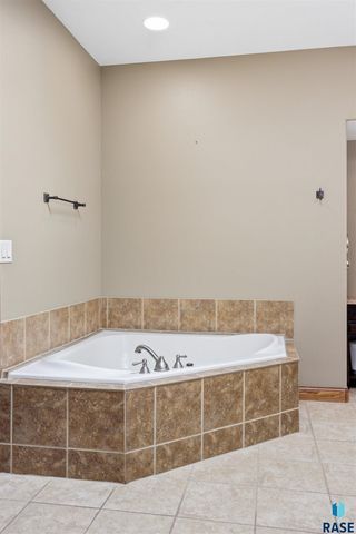 7704 32Nd St Street, Sioux Falls, SD 57106