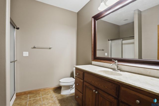 7704 32Nd St Street, Sioux Falls, SD 57106