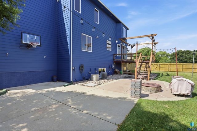 7704 32Nd St Street, Sioux Falls, SD 57106