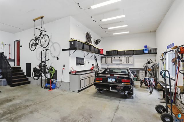 7704 32Nd St Street, Sioux Falls, SD 57106