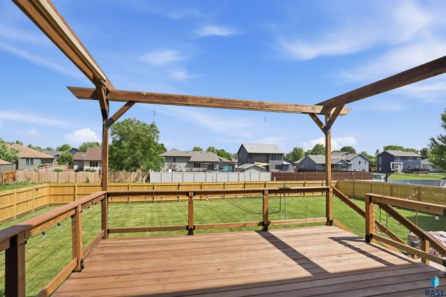 7704 32Nd St Street, Sioux Falls, SD 57106
