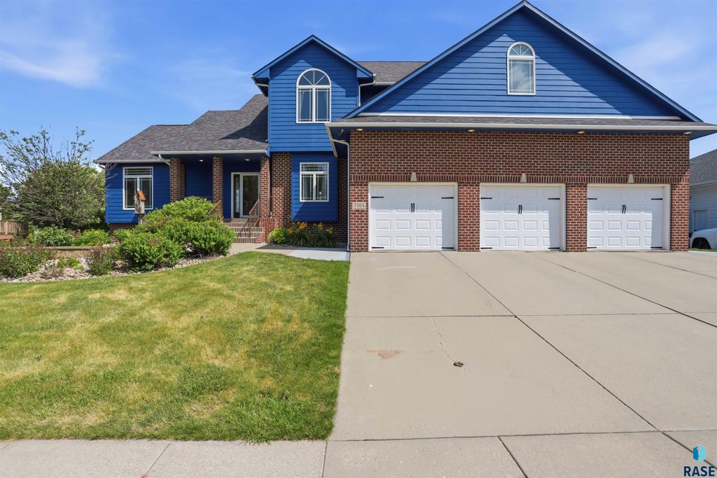 7704 32Nd St Street, Sioux Falls, SD 57106