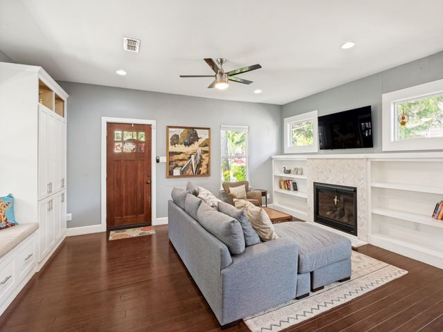 630 N Edgefield Avenue, Dallas, TX 75208