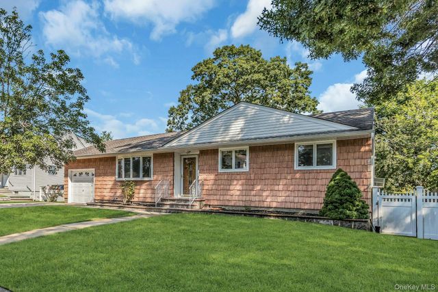 50 Jerome Street, Lindenhurst, NY 11757