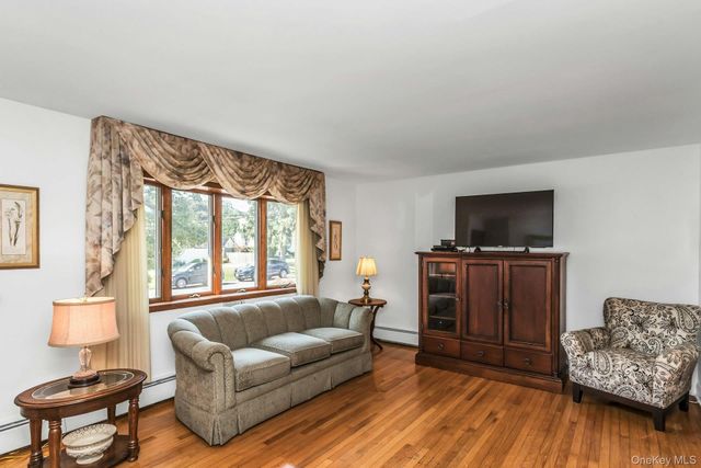 50 Jerome Street, Lindenhurst, NY 11757