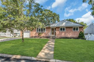 50 Jerome Street, Lindenhurst, NY 11757