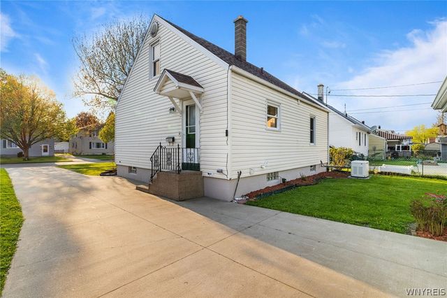 223 Kirkwood Drive, West Seneca, NY 14224