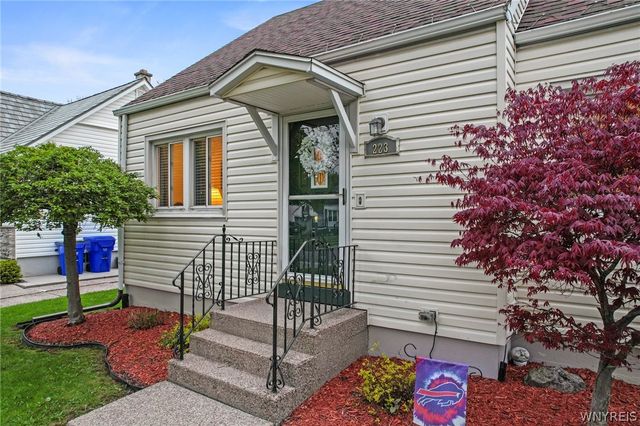 223 Kirkwood Drive, West Seneca, NY 14224