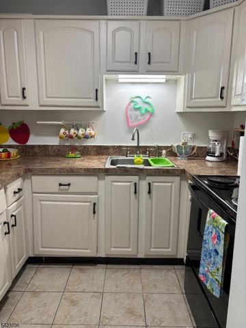 6 E Blackwell St Apt 2D 2D, Dover Town, NJ 07801