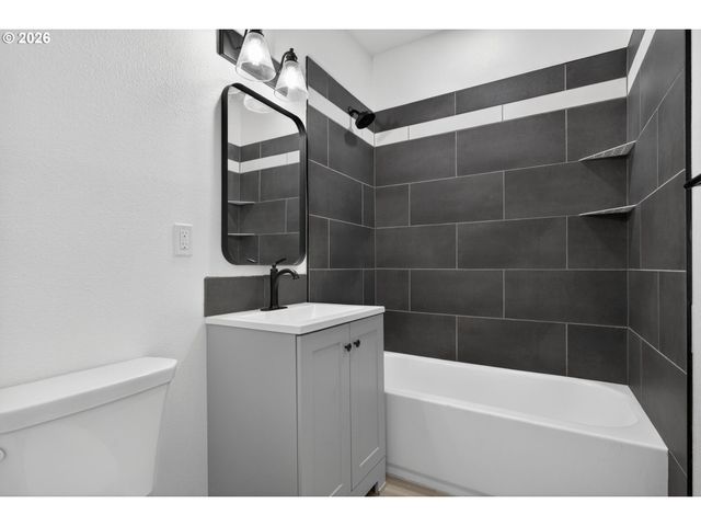 708 N KILLINGSWORTH St 2, Portland, OR 97217