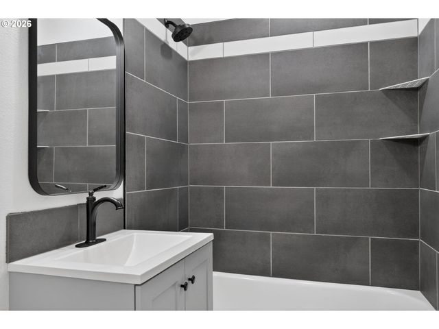 708 N KILLINGSWORTH St 2, Portland, OR 97217