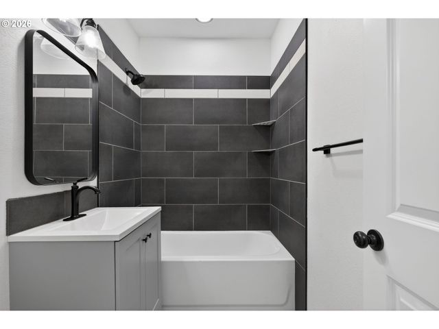 708 N KILLINGSWORTH St 2, Portland, OR 97217